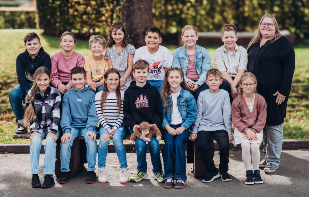 Ein Foto der Klasse 4 im Schuljahr 2025/2026 - Affenklasse (Affe Anton)